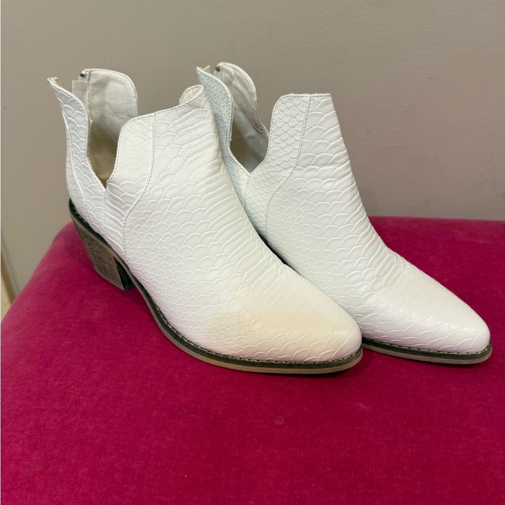 Pierre Dumans White booties